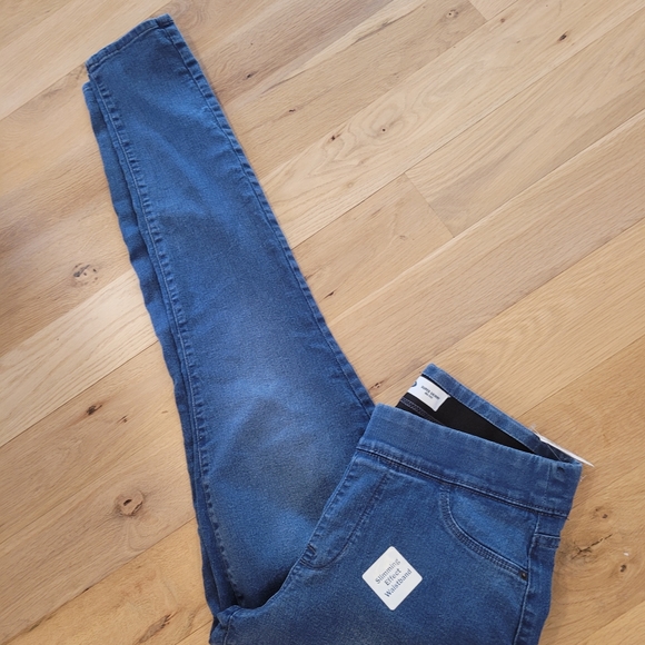 NWT Old Navy Super Skinny Pull-On Jeans - Picture 3 of 8